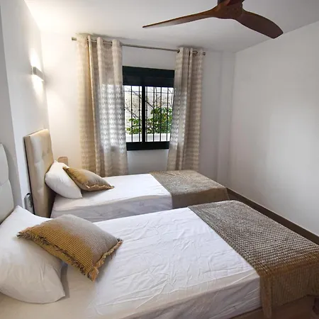 Urb Pueblo Del Parque, Luxury 2 Bedroom Apartment. Fantastic Location. Benalmádena